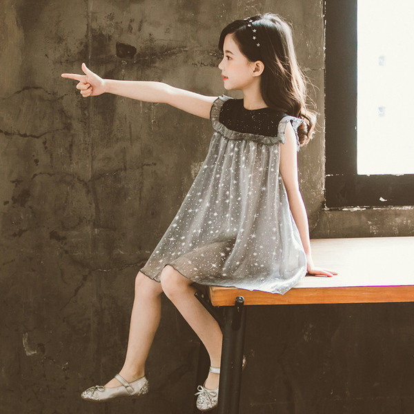 Izgriezta bērnu kleita ar tilla un spīdīgām daļiņām