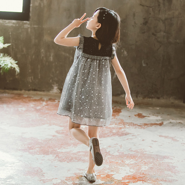 Izgriezta bērnu kleita ar tilla un spīdīgām daļiņām