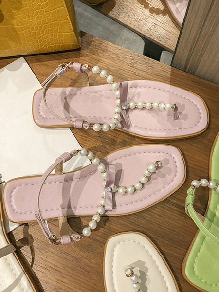 Alkalmi női szandál az orr felett gyöngyökkel és szalaggal