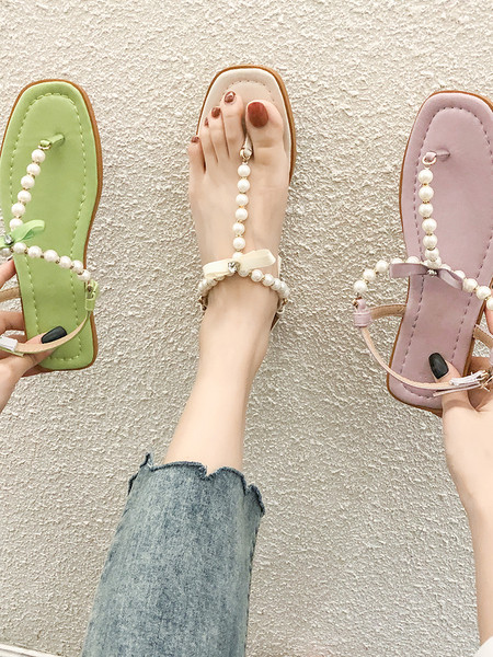 Alkalmi női szandál az orr felett gyöngyökkel és szalaggal