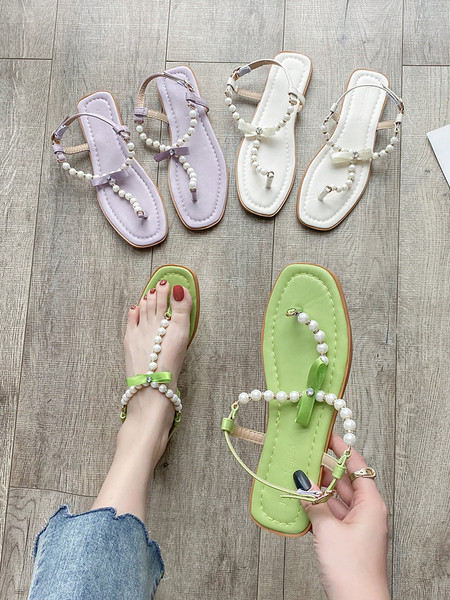 Alkalmi női szandál az orr felett gyöngyökkel és szalaggal