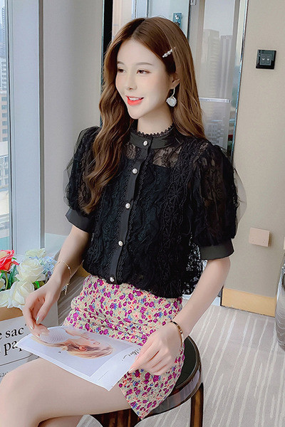 Sieviešu mežģīņu krekls ar zemu apkakli un platām piedurknēm