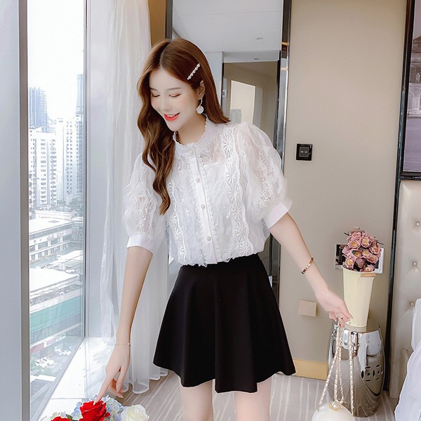 Sieviešu mežģīņu krekls ar zemu apkakli un platām piedurknēm