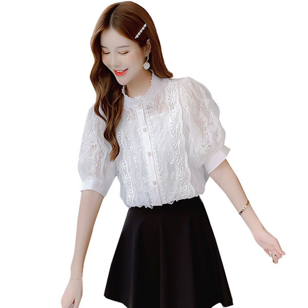 Sieviešu mežģīņu krekls ar zemu apkakli un platām piedurknēm