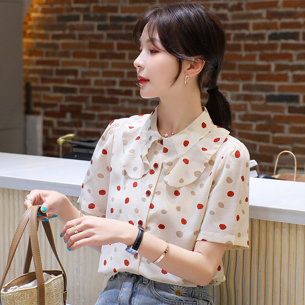 Moderns sieviešu punktveida krekls ar īsām piedurknēm un pogām