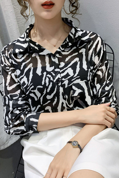 Sieviešu krekla plats modelis ar garām piedurknēm un klasisku apkakli