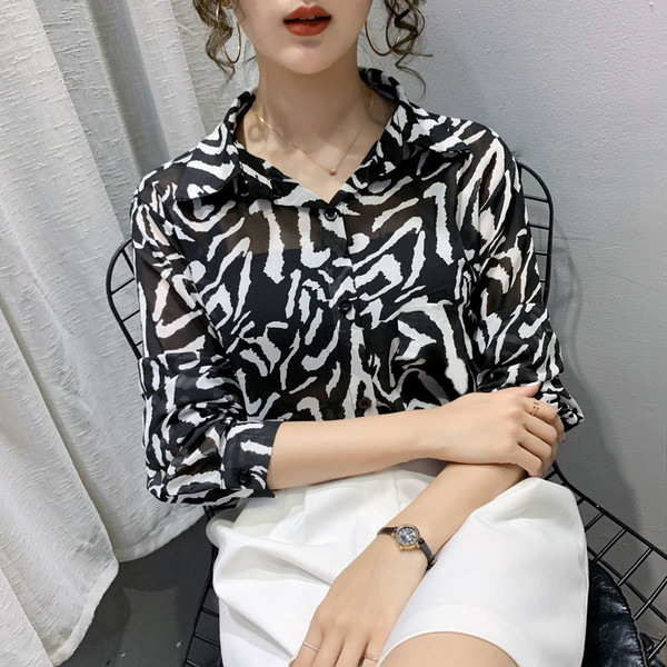 Sieviešu krekla plats modelis ar garām piedurknēm un klasisku apkakli