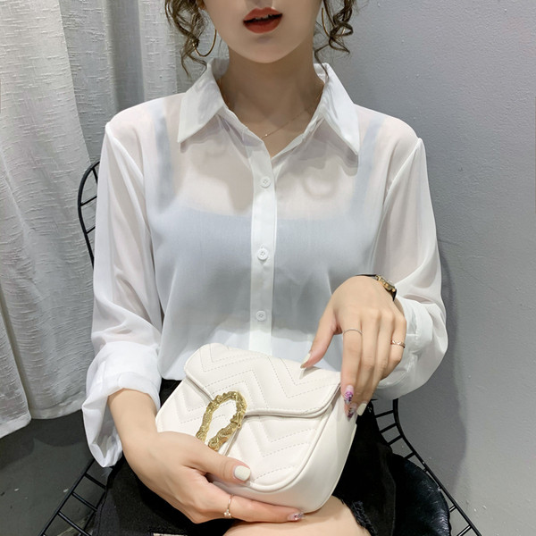 Sieviešu krekla plats modelis ar garām piedurknēm un klasisku apkakli