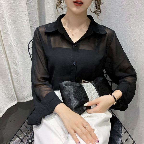 Sieviešu krekla plats modelis ar garām piedurknēm un klasisku apkakli