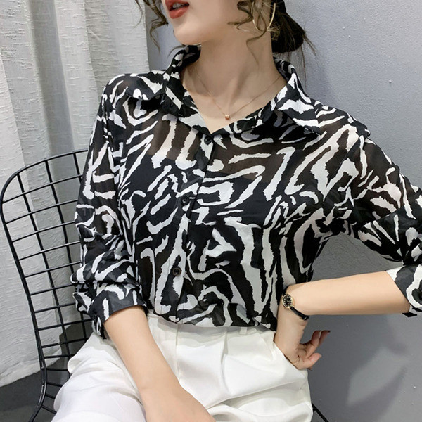 Sieviešu krekla plats modelis ar garām piedurknēm un klasisku apkakli