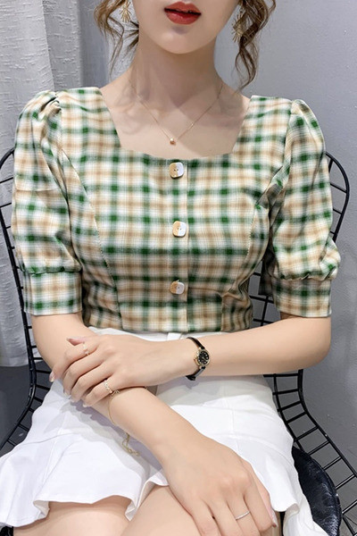 Rūtains sieviešu krekls ar kvadrātveida kakla izgriezumu un pogām