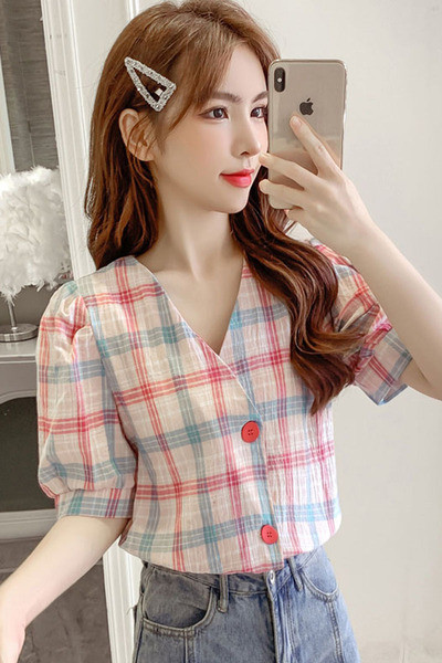 Rūtains sieviešu krekls ar V veida kakla izgriezumu un platām piedurknēm