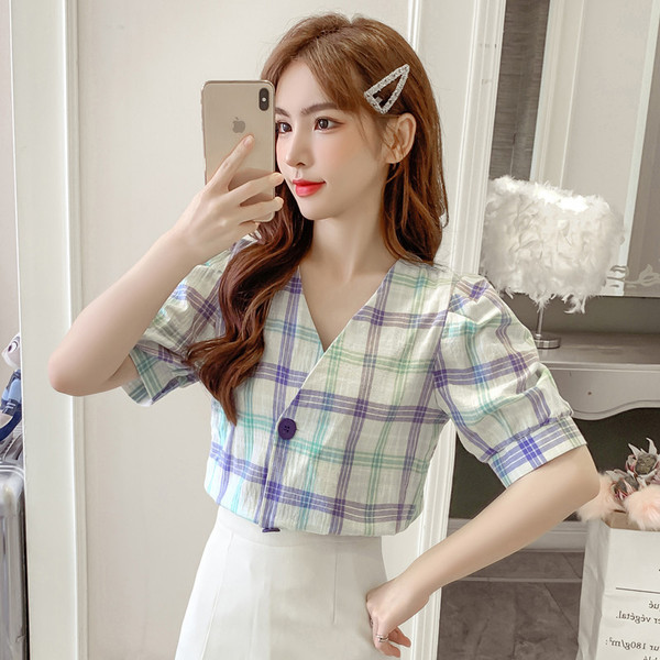 Rūtains sieviešu krekls ar V veida kakla izgriezumu un platām piedurknēm