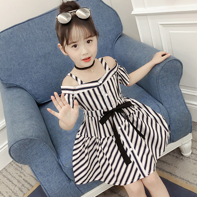 Раирана детска рокля с копчета и панделка 
