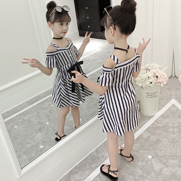 Svītraina bērnu kleita ar pogām un lentīti