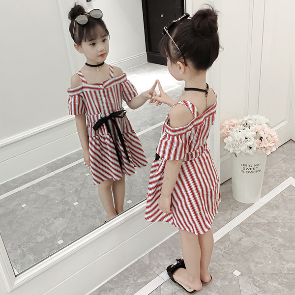 Svītraina bērnu kleita ar pogām un lentīti