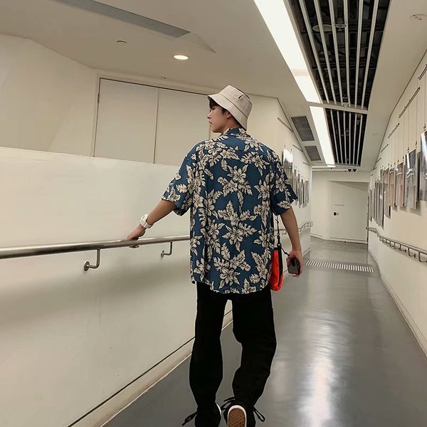 Nyári férfi ing klasszikus gallérral és virágmintával