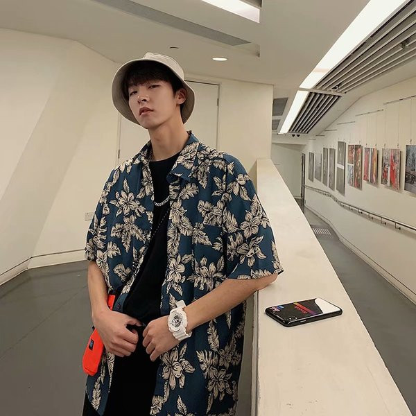 Nyári férfi ing klasszikus gallérral és virágmintával