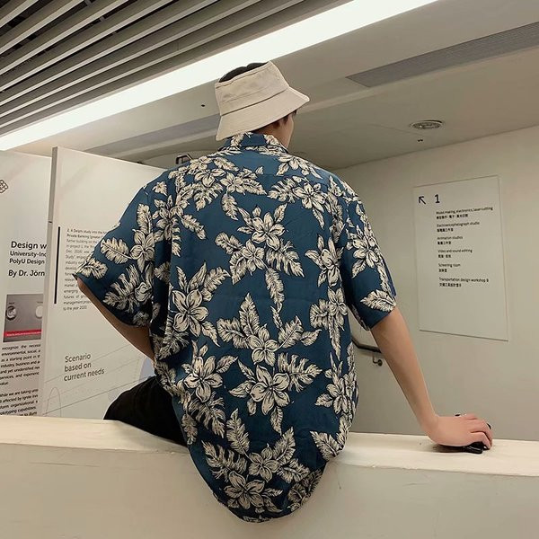 Nyári férfi ing klasszikus gallérral és virágmintával