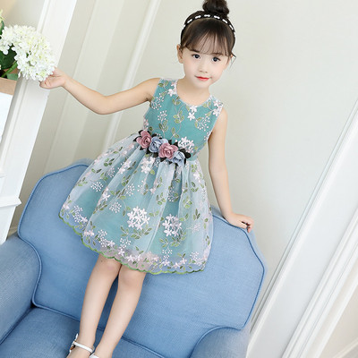 Модерна детска рокля с бродерия и флорални мотиви 