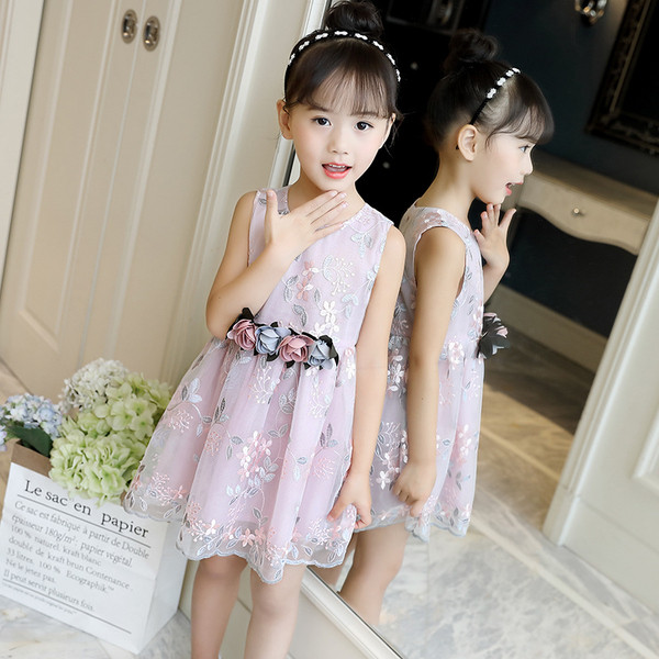 Moderna bērnu kleita ar izšuvumiem un ziedu motīviem