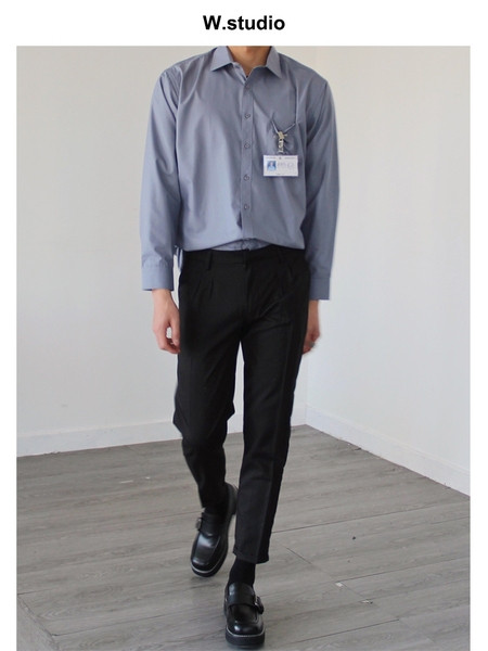 Stilīgs vīriešu krekls ar klasisku apkakli, garām piedurknēm un kabatu