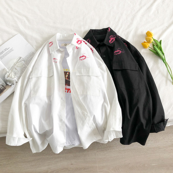 Jauna modeļa moderns vīriešu krekls ar kabatām un aplikācijām