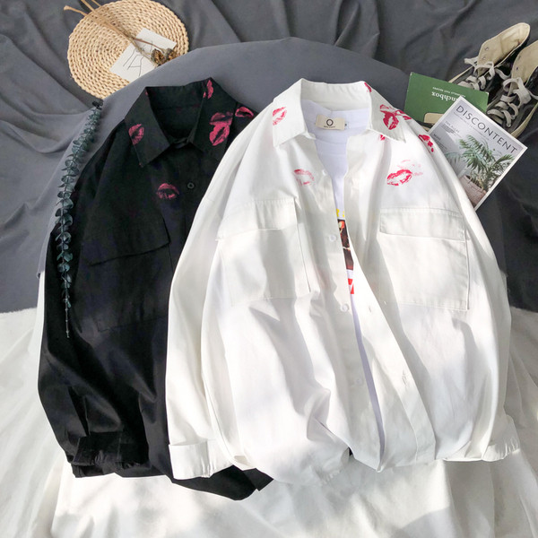 Jauna modeļa moderns vīriešu krekls ar kabatām un aplikācijām