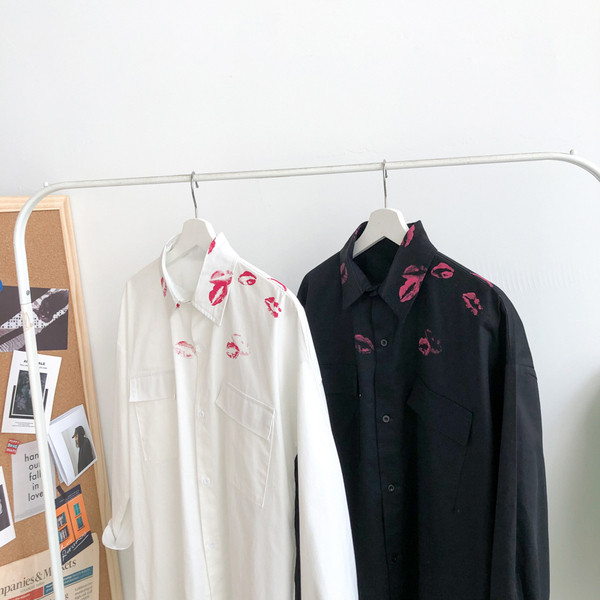 Jauna modeļa moderns vīriešu krekls ar kabatām un aplikācijām