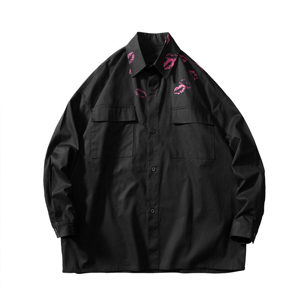 Jauna modeļa moderns vīriešu krekls ar kabatām un aplikācijām