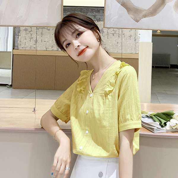 Sieviešu plats krekls ar lokām un špica kakla izgriezumu