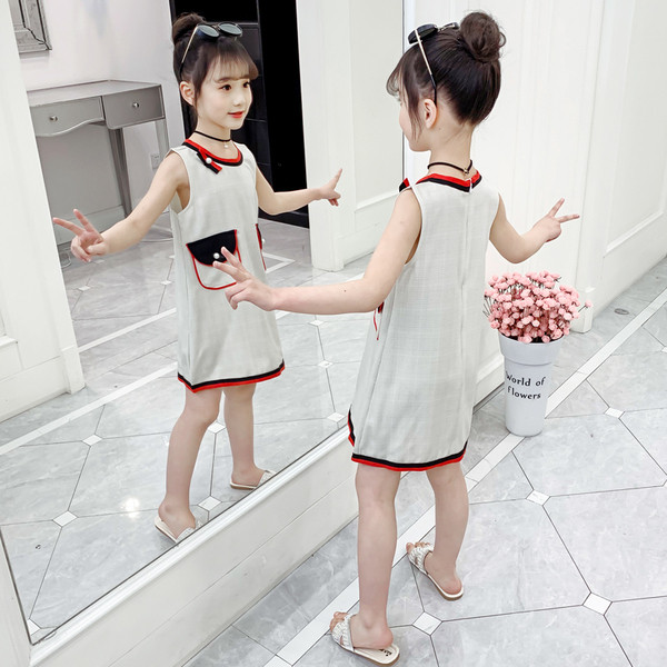 Ikdienas bērnu kleita ar kabatu imitācijām un pērlēm