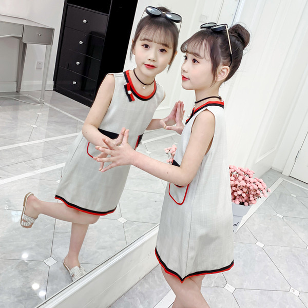 Ikdienas bērnu kleita ar kabatu imitācijām un pērlēm