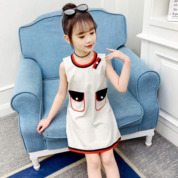 Ikdienas bērnu kleita ar kabatu imitācijām un pērlēm