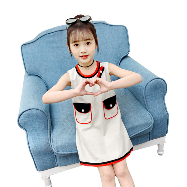 Ikdienas bērnu kleita ar kabatu imitācijām un pērlēm