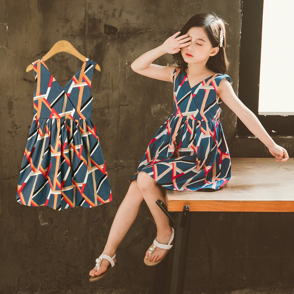 Színes gyerekruha spitz nyakkivágással