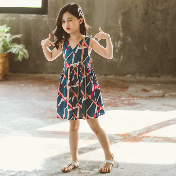 Színes gyerekruha spitz nyakkivágással