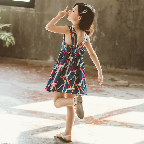 Színes gyerekruha spitz nyakkivágással