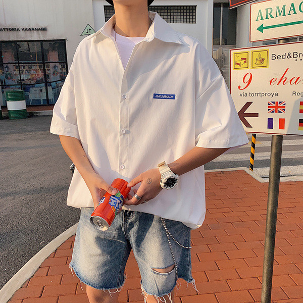 Vīriešu krekla plats modelis ar 3/4 piedurknēm un uzrakstu