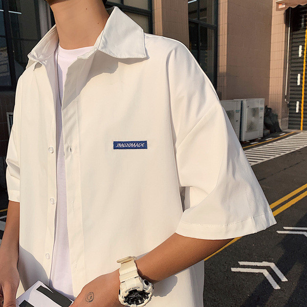 Vīriešu krekla plats modelis ar 3/4 piedurknēm un uzrakstu