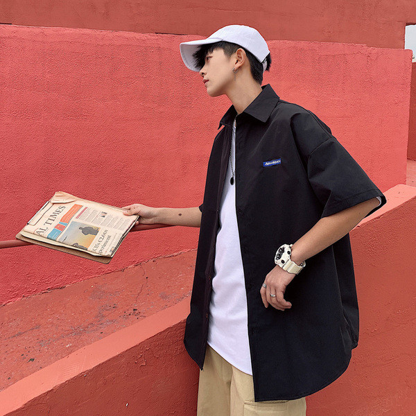 Vīriešu krekla plats modelis ar 3/4 piedurknēm un uzrakstu