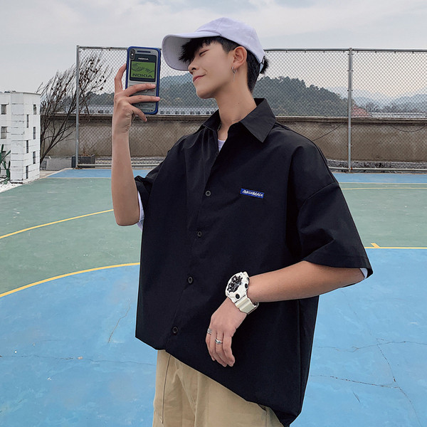 Vīriešu krekla plats modelis ar 3/4 piedurknēm un uzrakstu