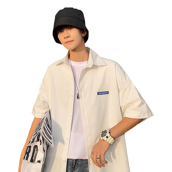 Vīriešu krekla plats modelis ar 3/4 piedurknēm un uzrakstu