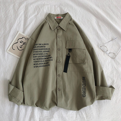 Moderna muška košulja širokog modela sa natpisima i džepom