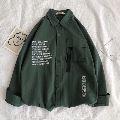 Moderna muška košulja širokog modela sa natpisima i džepom