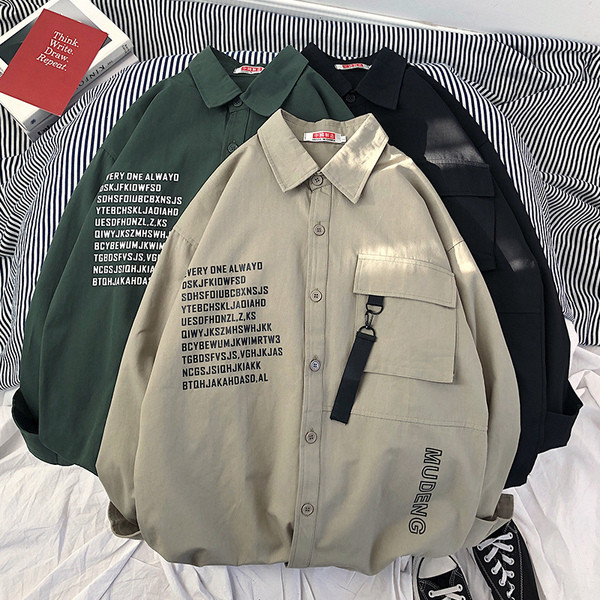 Moderna muška košulja širokog modela sa natpisima i džepom