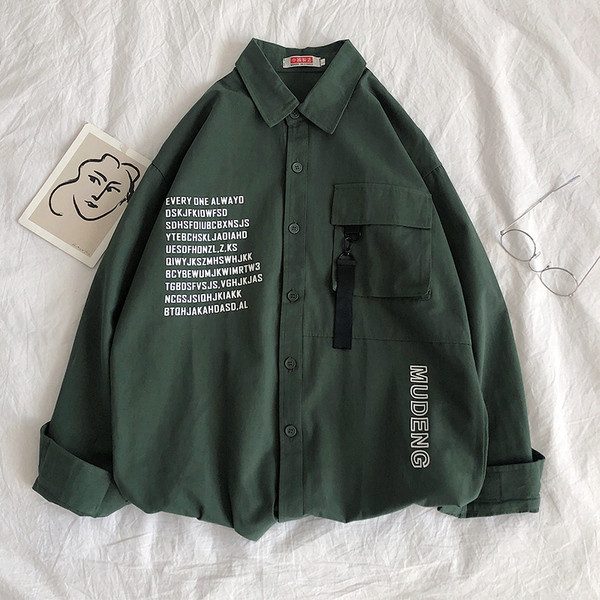 Moderna muška košulja širokog modela sa natpisima i džepom