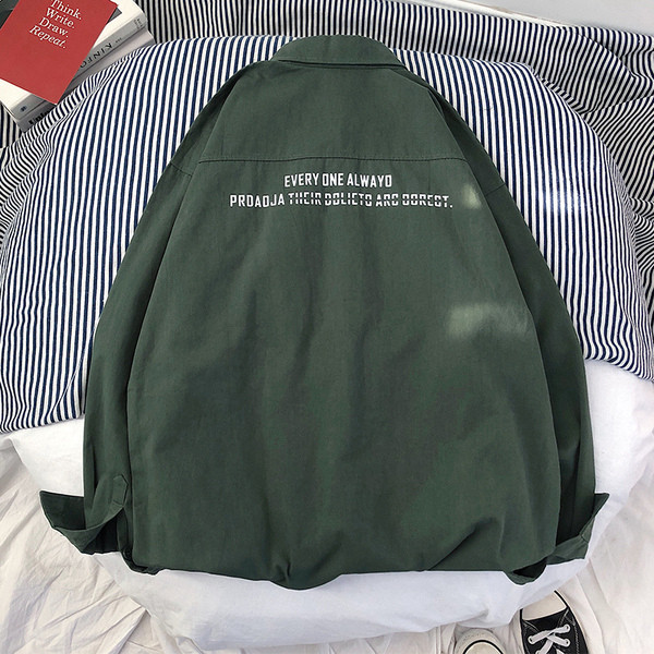 Moderna muška košulja širokog modela sa natpisima i džepom