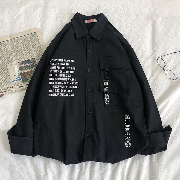 Moderna muška košulja širokog modela sa natpisima i džepom