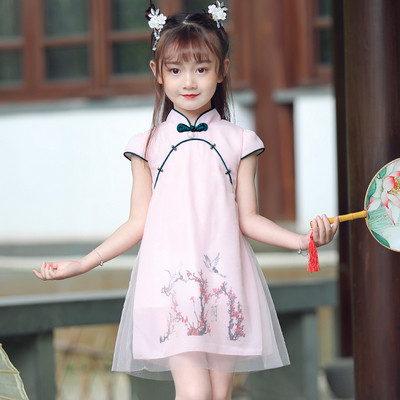 Детска рокля с къс ръкав, бродерия и ниска яка 